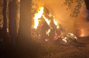 Polizeiinspektion Cuxhaven: POL-CUX: Brand von gelagerten Heu- und Strohballen in Beverstedt-Wellen - starke Rauchentwicklung bei Nachlöscharbeiten (Lichtbild in der Anlage)