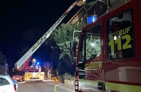 Feuerwehr Herdecke: FW-EN: Kaminbrand im Dahlienweg - Feuerwehr mit Drehleiter unter Atemschutz im Einsatz