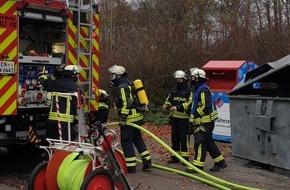 Feuerwehr Wetter (Ruhr): FW-EN: Wetter - Papiercontainerbrand und Unterstützung Rettungsdienst