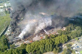 Feuerwehr Essen: FW-E: Brand der ehemaligen KRUPP - Titan Hallen, auf dem Gelände von Thyssen-Krupp