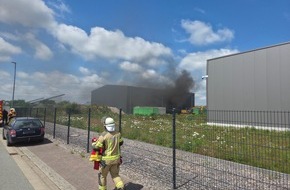 Kreisfeuerwehr Rotenburg (W&uuml;mme): FW-ROW: Brand in Lagerhalle sorgt f&uuml;r starke Rauchentwicklung - MoWaS-Warnung ausgel&ouml;st