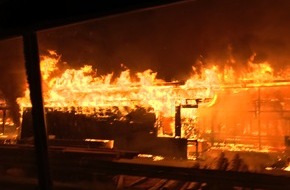 Feuerwehr Olpe: FW-OE: Großbrand in Sägewerk Neuenkleusheim
