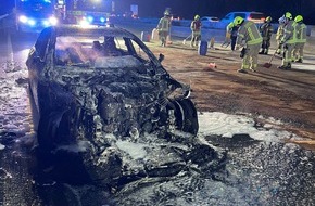 Feuerwehr Ratingen: FW Ratingen: Mehrere PKW-Brände auf der BAB3 - Vollsperrung der A3 in Fahrtrichtung Köln, Feuerwehr Ratingen im Einsatz