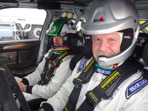 Fernsehjournalist Jenke von Wilmsdorff geht im SKODA Rallye-Auto ans Limit (FOTO)