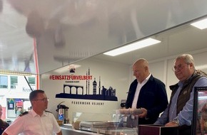 Feuerwehr Velbert: FW-Velbert: Neuer Versorgungsanhänger für die Feuerwehr Velbert übergeben