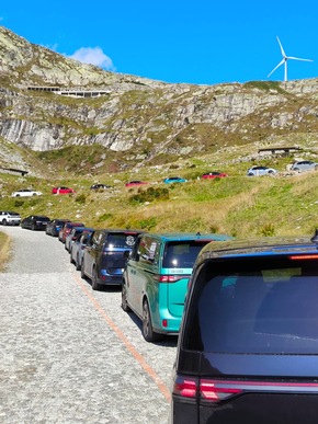 Neuer RID-Weltrekord auf den Kehren der Tremola-Passstraße – ID. Community war mit 55 Fahrzeugen erfolgreich bei längstem Elektroauto-Konvoi einer Marke in Serpentinenfahrt