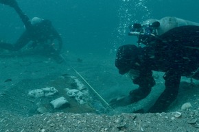Bei Dreharbeiten fanden Taucher „Challenger“-Wrackteil: Neue Doku-Reihe „Mysterium Bermudadreieck“ dokumentiert spektakulären Fund – Deutsche TV-Premiere auf The HISTORY Channel