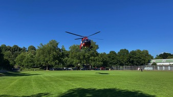 Feuerwehr Herdecke: FW-EN: Rettungshubschrauber landete am Bleichstein: Notärztin per Hubschrauber zugeführt - Zwei Notfälle gleichzeitig in der Innenstadt
