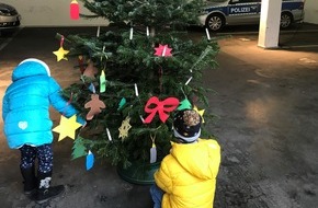 Polizeiinspektion Aurich/Wittmund: POL-AUR: Aurich - Kinder schmückten Weihnachtsbaum der Polizei