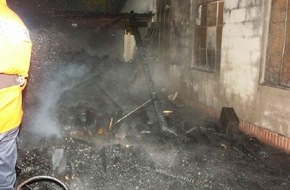 Polizeiinspektion Nienburg / Schaumburg: POL-NI: Holzschuppen brennt vollstaendig aus - Brandursache steht noch nicht fest -Bild im Download-