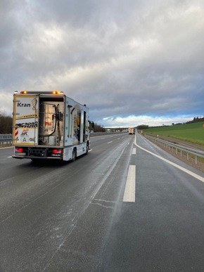 POL-GÖ: (23/2023) A 7 auf rund 50 Kilometern mutmaßlich mit Paraffin verunreinigt - Reinigungsarbeiten dauern an, Autobahn in Richtung Kassel weiter voll gesperrt, Umleitungsstrecken überlastet