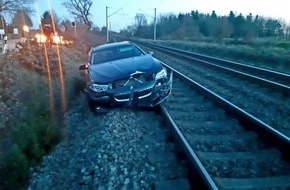 Bundespolizeiinspektion Flensburg: BPOL-FL: Auto landet auf Bahngleisen - Strecke gesperrt