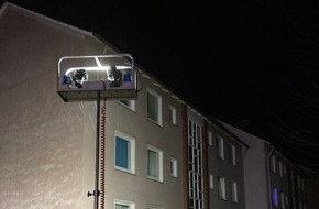 Feuerwehr Minden: FW Minden: Brand in einem Keller eines Mehrfamilienhauses im Ortsteil Bärenkämpen hält Mindener Feuerwehr nächtlich auf Trab.