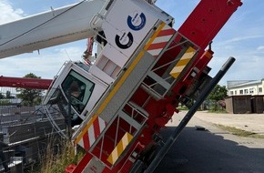 Polizeipräsidium Rostock: POL-HRO: Autokran kippt auf Bundestraße in Boizenburg