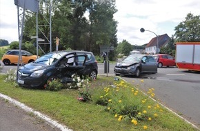 Kreispolizeibehörde Höxter: POL-HX: Zwei Autofahrerinnen bei Unfall verletzt