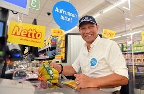 Netto Marken-Discount Stiftung & Co. KG: Axel Schulz an Netto-Kasse für Kinder in Not