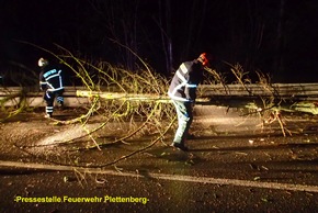 FW-PL: Einsatzbilanz der Plettenberger Feuerwehr. Öl- und Verkehrsunfall. Plettenberg blieb von &quot;Sturmtief Thomas&quot; einigermaßen verschont