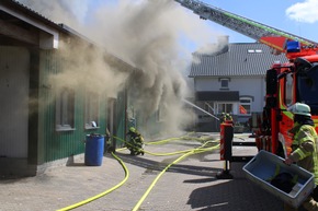 POL-STD: Großfeuer in Assel - 150 Feuerwehrleute im Einsatz