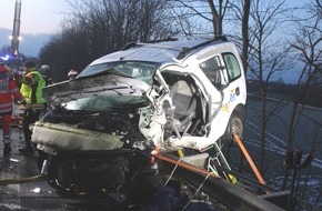 Polizei Minden-Lübbecke: POL-MI: Autos stoßen auf Bundesstraße frontal zusammen