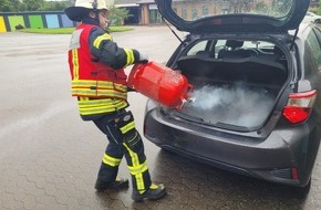 Kreisfeuerwehr Rotenburg (Wümme): FW-ROW: Gasflasche lässt Gas im PKW ab