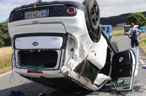 Kreispolizeibehörde Höxter: POL-HX: Pkw landet auf dem Dach - Fahrer schwer verletzt