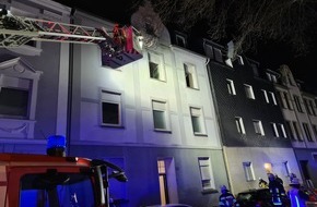 Feuerwehr Essen: FW-E: Feuer in Mehrfamilienhaus, mehrere teils schwerverletzte Familienmitglieder, beherztes Eingreifen des Nachbarn verhindert Schlimmeres