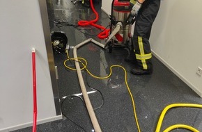 Feuerwehr Kleve: FW-KLE: Feuerwehr Kleve hilft bei Wasserschaden in der Hochschule Rhein-Waal