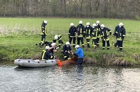 Freiwillige Feuerwehr der Stadt Goch: FF Goch: Kalbendes Hochlandrind droht zu ertrinken