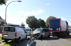 Polizei Minden-Lübbecke: POL-MI: Nach Verkehrsunfall mit Müllwagen: Zwei Personen ins Krankenhaus gebracht