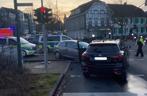 Kreispolizeibeh&ouml;rde Oberbergischer Kreis: POL-GM: Unfall im Kreuzungsbereich - zwei Autos und ein Streifenwagen beteiligt