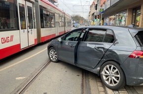 Feuerwehr M&uuml;lheim an der Ruhr: FW-MH: PKW kollidiert mit Stra&szlig;enbahn im Kreuzungsbereich - Zwei Personen verletzt in Krankenh&auml;user transportiert