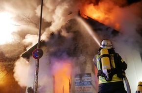Freiwillige Feuerwehr Celle: FW Celle: Gebäudebrand in der Hafenstraße - 1. Lagemeldung!