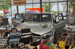 Polizei Mettmann: POL-ME: Beim Einparken aufs Gaspedal gerutscht: Auto kracht durch Schaufenster von Dekoladen - 2507135