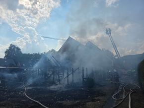FW Bad Segeberg: Brand eines Anbaus in voller Ausdehnung - zwei Katzen gerettet