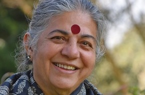 Neue Erde GmbH: Zum 70. Geburtstag von Vandana Shiva: Autobiographie TERRA VIVA und Kinofilm