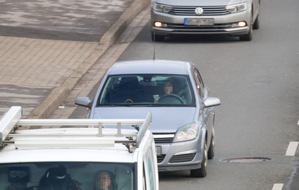 Polizei Dortmund: POL-DO: Kinder nicht angeschnallt, Handy vor der Nase - Polizei stellt bei Verkehrskontrolle zahlreiche Verstöße fest