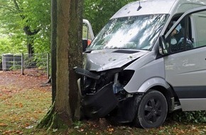 Kreispolizeibehörde Höxter: POL-HX: Transporter prallt auf Kindergarten-Gelände gegen Baum