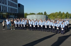 Polizei Mettmann: POL-ME: Die Kreispolizeibehörde Mettmann begrüßt 52 neue Polizeibeamtinnen und -beamte - Kreis Mettmann - 2209007
