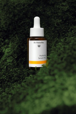 Die neue Produktinnovation: Hydrating Serum Plus – das Feuchtigkeitsserum von Dr. Hauschka mit antioxidativer Wirkung ist effektiver als Hyaluron*.