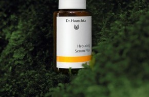 WALA Heilmittel GmbH: Die neue Produktinnovation: Hydrating Serum Plus &ndash; das Feuchtigkeitsserum von Dr. Hauschka mit antioxidativer Wirkung ist effektiver als Hyaluron*.