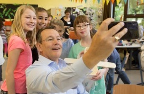 Wissensfabrik - Unternehmen für Deutschland e.V.: "Der Girls' Day ist wichtig, aber er kommt zu spät" - Michael Heinz sägt und bohrt mit Grundschulkindern