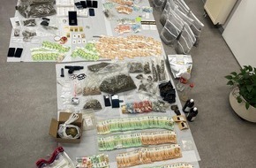 Polizei Köln: POL-K: 250707-1-K/REK Erfolg für die Schwerpunktgruppe Mülheim: Durchsuchungen decken Drogenhandel auf - fünfstelliger Bargeldfund, Schusswaffe und Betäubungsmittel sichergestellt