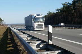 Polizeiinspektion Rotenburg: POL-ROW: Unfall auf der Autobahn - PKW-Fahrerin leicht verletzt ++++ Autobahnpolizei kontrolliert Abstand und Ablenkung am Steuer