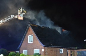 Kreisfeuerwehrverband Pinneberg: FW-PI: Quickborn: Feuerwehren bekämpfen mehrere Stunden einen Dachstuhlbrand in einem Einfamilienhaus