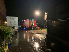 FW Borgentreich: Unwettereinsätze im Stadtgebiet Borgentreich. Starkregen überflutete Straßen, Keller und Hallen.
