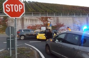 Polizeidirektion Mayen: POL-PDMY: Zwei leichtverletzte Personen und hoher Schaden bei Verkehrsunfall