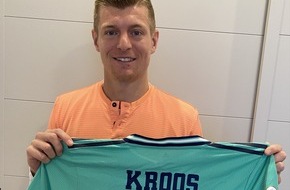 United Charity gemeinnützige Stiftungs GmbH: Traumtor-Andenken: Toni Kroos versteigert getragenes Supercup-Trikot / Mit dem Sammlerstück unterstützt der Fußballstar schwerstkranke Kinder