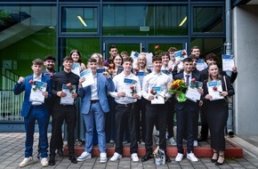 Polizei Hagen: POL-HA: Der erste Schritt in Richtung Polizeiberuf: 21 junge Menschen feiern ihren Abschluss