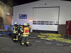 FW-AR: Löschzug Bruchhausen/Niedereimer trainiert Ernstfall mit Betriebsfeuerwehr