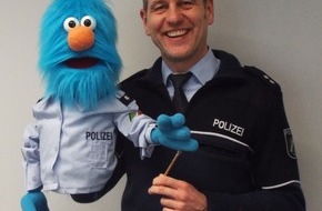 Polizei Paderborn: POL-PB: Fossis Thema ist die Sichtbarkeit - Neue Handpuppe unterstützt die Verkehrssicherheitsarbeit